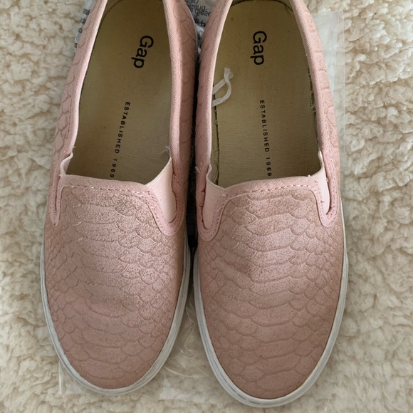 Gap • Suede Slip-On Sneakers - Picture 1 of 7
